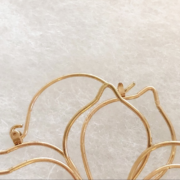 Gold Tone Wire Gardenia Flower Hoop Earrings with jewel - Picture 5 of 13